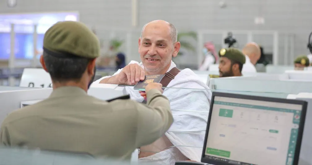 على وقع التكبير والفرح… السوريون يصلون إلى مكة من دمشق مباشرة